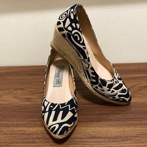 Diane B. Milano Closed Toe Espadrille in Navy/Beige Print. Size 7.
